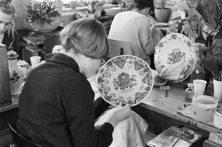 Delfts Blauw: Van Ambachtelijke Perfectie tot Wereldberoemde Kunst